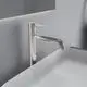 Waschtischarmatur von Ideal Standard in Silber mit einem langen, geraden Auslauf und einem klassischen Hebel zum Regulieren des Wasserflusses.
